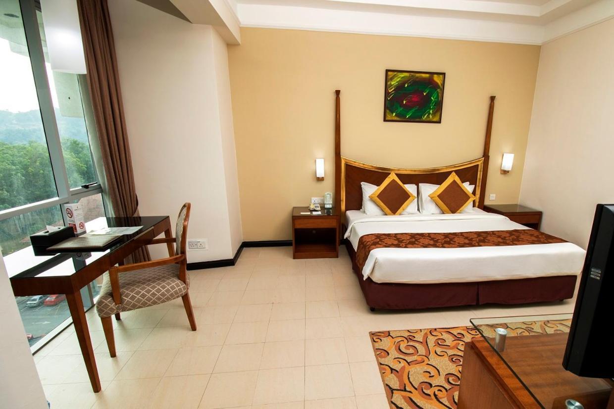 Nilai Springs Resort Hotel Exteriör bild