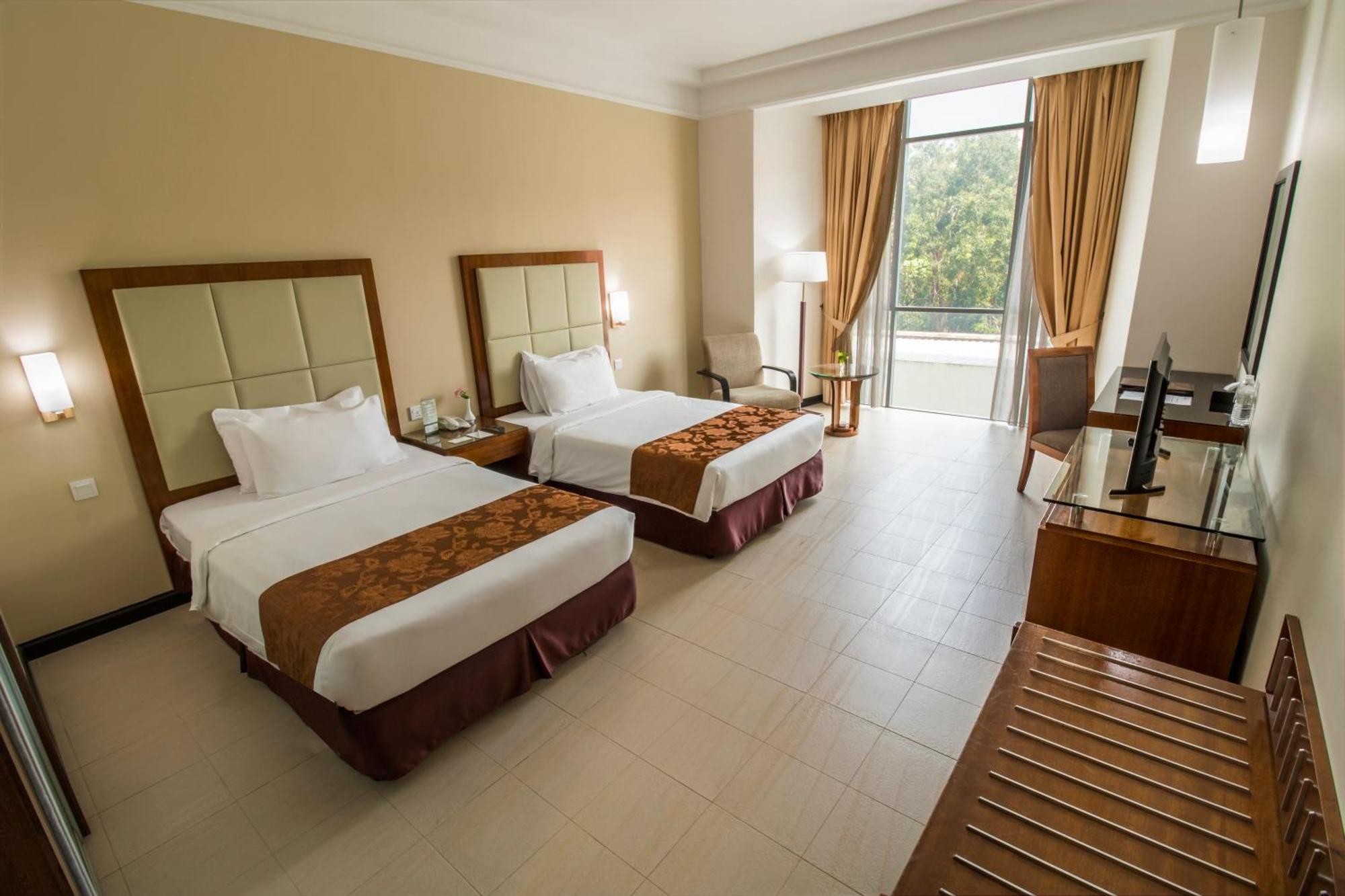 Nilai Springs Resort Hotel Exteriör bild